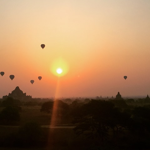 Temples de Bagan et montgolfières