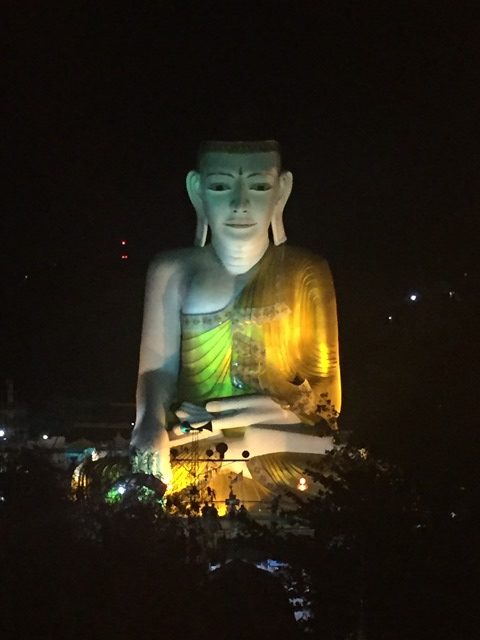 Bouddha pagode She San Daw Pyay Myanmar